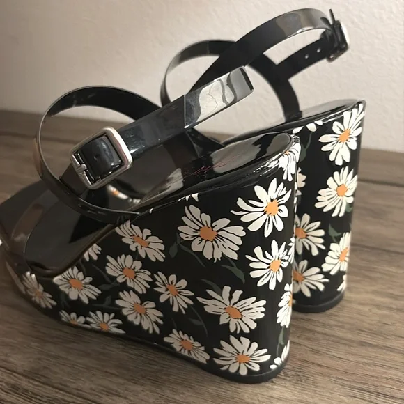 EUC [Betsey Johnson] Landry Daisy Floral Platform Wedge Sandals Women’s Sz 6.5 - Picture 10 of 14